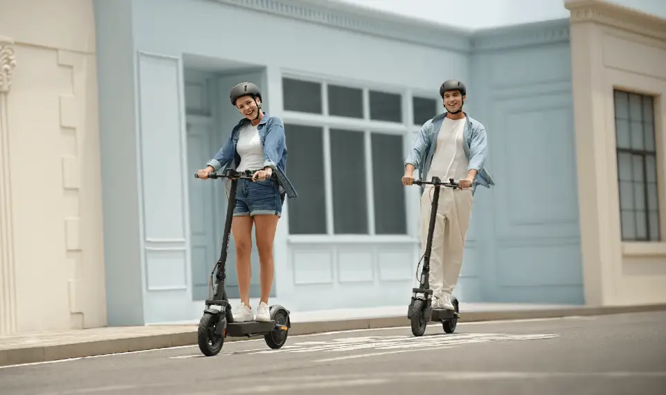 foto de pareja en patinetes