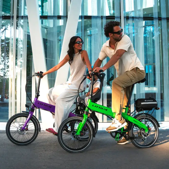 e-bike Littium foto de pareja en sus bicis eléctricas